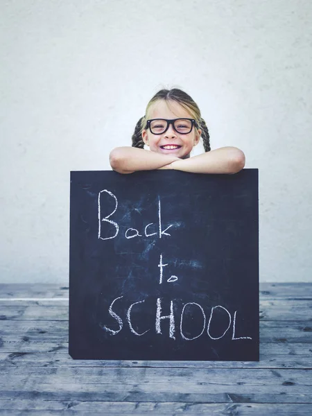 Meisje Met Bril Bedrijf Schoolbord Met Woorden Terug Naar School — Stockfoto