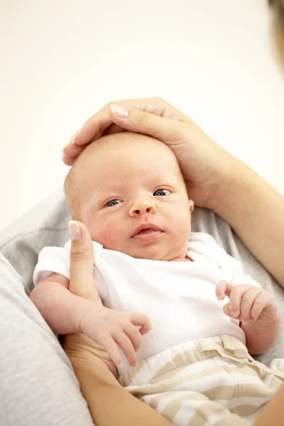 Jovem Feliz Relaxando Com Sua Filha Sete Meses Idade — Fotografia de Stock