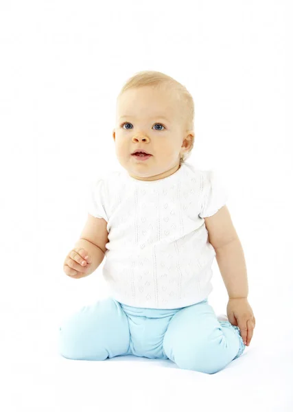 可爱的小婴儿在白色 T恤和蓝色裤子坐在 而摆在白色背景孤立 — 图库照片