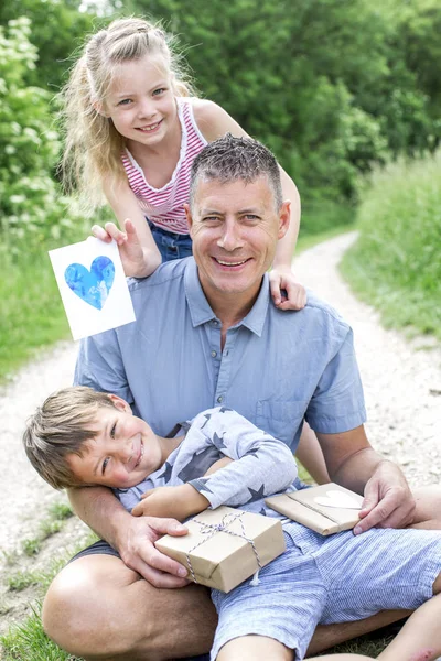 Bambini Che Fanno Regali Padre Festeggiare Giorno Dei Padri Divertendosi — Foto Stock