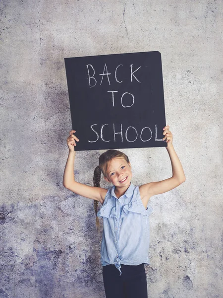 Schoolmeisje Bedrijf Schoolbord Met Woorden Terug Naar School Voor Concrete — Stockfoto