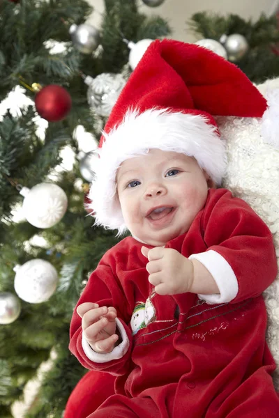 Söt Liten Baby Röd Jultomte Kläder Ligga Nära Dekorativa Julgran — Stockfoto