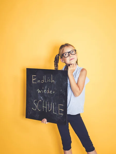 Blackboard Kelimelerle Sonunda Tekrar Almancada Okulu Tutan Gözlük Güzel Kız — Stok fotoğraf