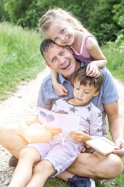 Bambini Che Fanno Regali Padre Festeggiare Giorno Dei Padri Divertendosi — Foto Stock