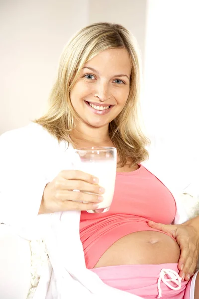 Блондинка Вагітна Жінка Повсякденному Одязі Тримає Склянку Молока Сидить Кріслі — стокове фото