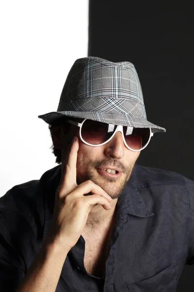 Retrato Hombre Guapo Sombrero Gafas Sol Dentadura Sonriendo Sobre Fondo — Foto de Stock