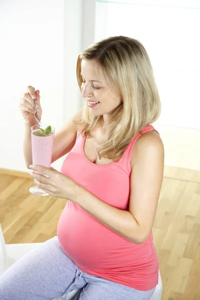 Gelukkig Zwangere Vrouw Zittend Fauteuil Met Glas Bes Milkshake Thuis — Stockfoto