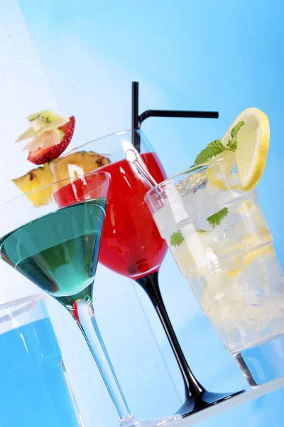 Cocktailkollektion Mit Fruchtdekoration Gläsern Nahaufnahme — Stockfoto