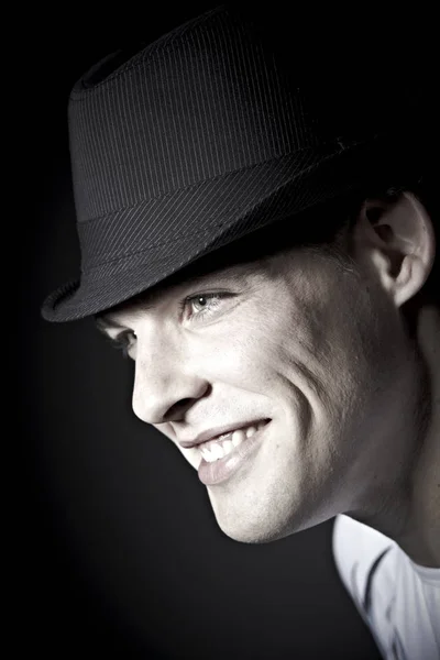 Πορτρέτο Του Όμορφο Αρσενικό Μοντέλο Καπέλο Σκοτεινό Φόντο Στούντιο — Φωτογραφία Αρχείου