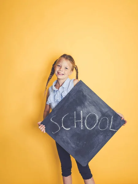 Écolière Blonde Tenant Tableau Noir Avec École Mot Posant Devant — Photo