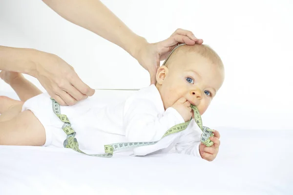 Mujer Joven Midiendo Con Cinta Siete Meses Edad Bebé — Foto de Stock