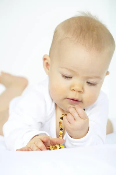 Lindo Bebé Siete Meses Con Collar Decorativo — Foto de Stock