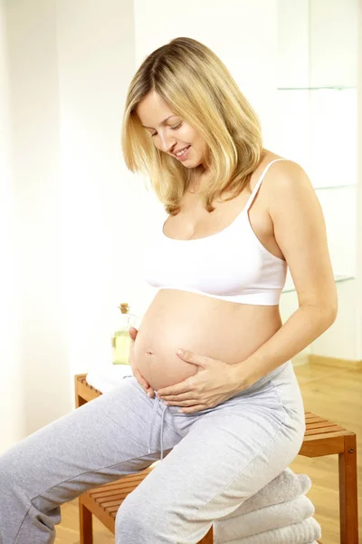 Blonde Zwangere Vrouw Dragen Wit Ondergoed Haar Buik Masseren Met — Stockfoto