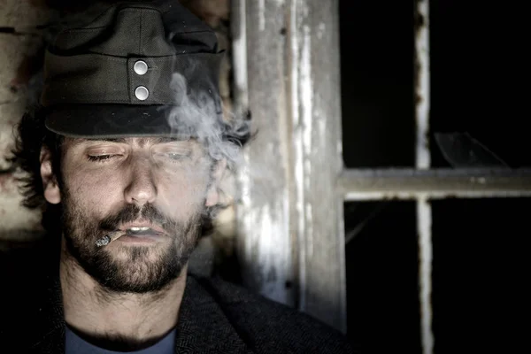 Brutal Homem Cap Fumar Cigarro Velho Janela Fundo — Fotografia de Stock