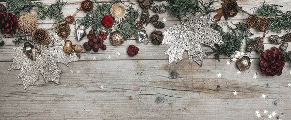 Ahşap arka plan üzerinde neşeli Noel kompozisyon