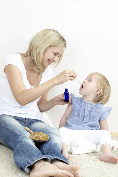 Madre Que Hija Gotas Médicas Botella Azul Primer Plano — Foto de Stock