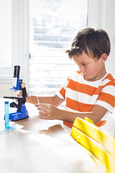 Little Boy Doing Chemistry Experiment Test Tube Microscope Table — Stock Photo, Image
