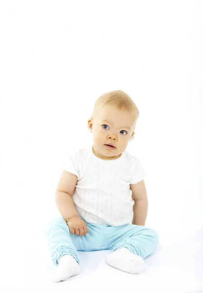 Mignon Petit Bébé Shirt Blanc Pantalon Bleu Assis Tout Posant — Photo