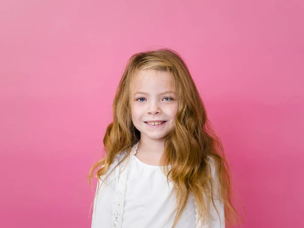 Retrato Chica Bonita Ropa Blanca Sonriendo Mirando Cámara Sobre Fondo — Foto de Stock