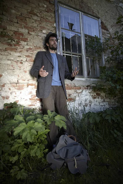 Thief Man Backpack Standing Neglected House — Stock Photo, Image