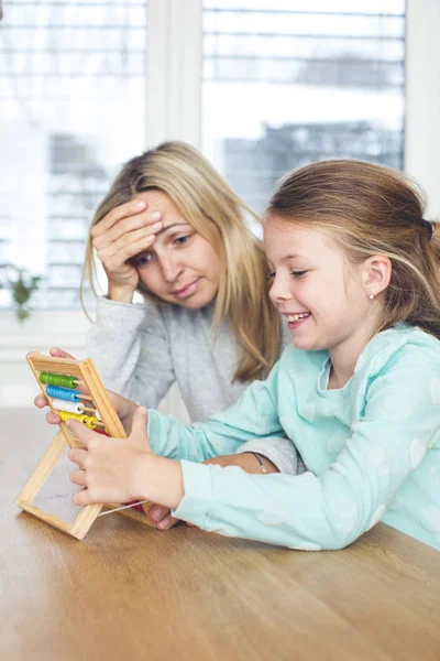 Mutter Lernt Mit Kind Mathematik Mit Taschenrechner — Stockfoto