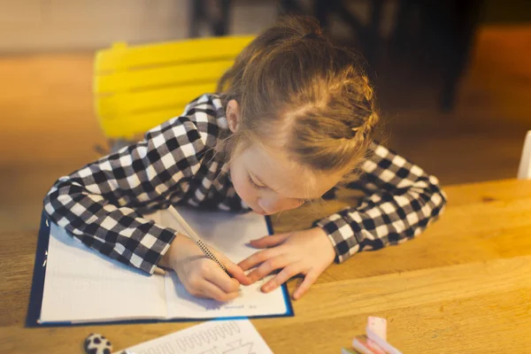 Belle Fille Blonde Faisant Des Travaux Scolaires Tout Étant Assis — Photo