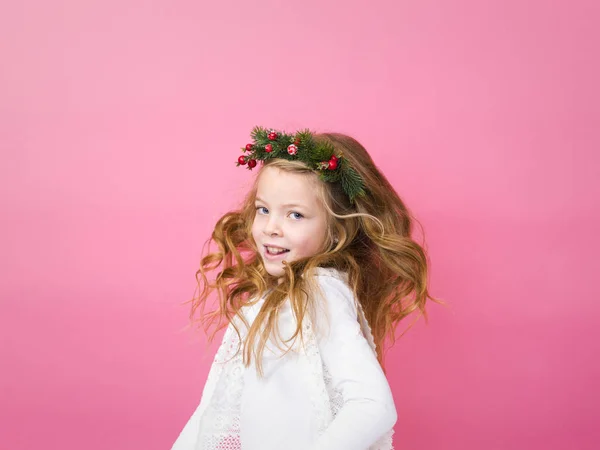 Linda Menina Loira Com Decoração Natal Cabeça Olhando Para Câmera — Fotografia de Stock