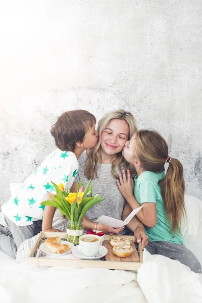Kinder Überraschen Mutter Mit Frühstück Modernen Bett Muttertagskonzept Stockbild