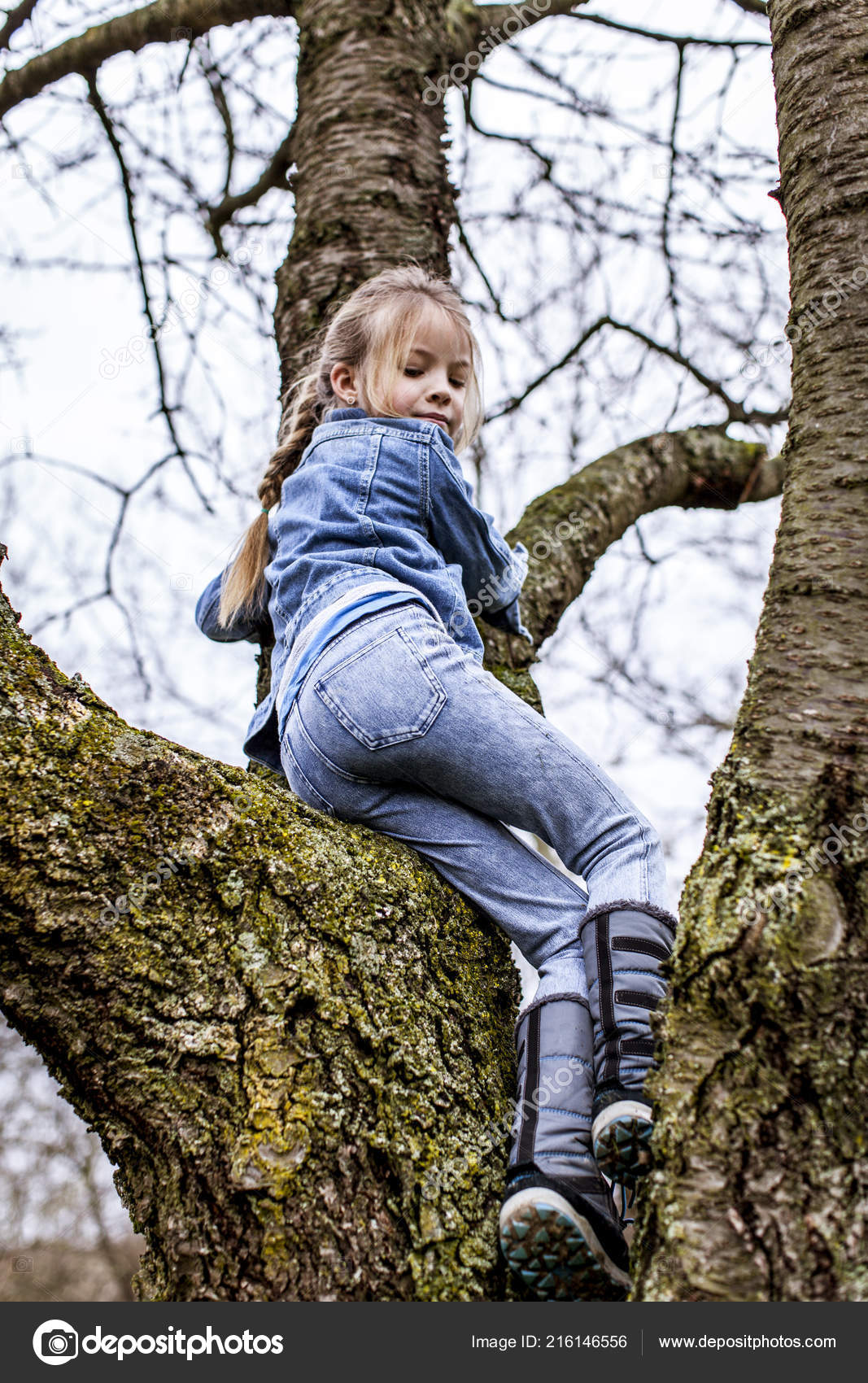 Little Beautiful Girl Climbing Tree Spring Park — Stock Photo