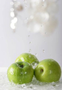 yeşil elma, yığının üstüne dökülen su yakın çekim  