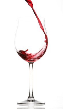 kırmızı şarap kadehinin beyaz zemin üzerine izole içinde dökme yakın çekim 