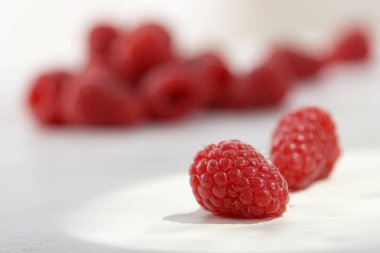 Beyaz arka plan üzerinde izole tatlı ahududu yığını yakın çekim 