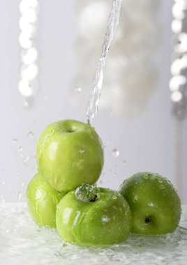 yeşil elma, yığının üstüne dökülen su yakın çekim  