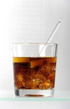 viski buz küpleri ve cam, limon dilimleri ile yakın çekim