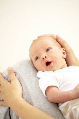 mutlu genç kadın yedi aylık kızıyla birlikte rahatlatıcı