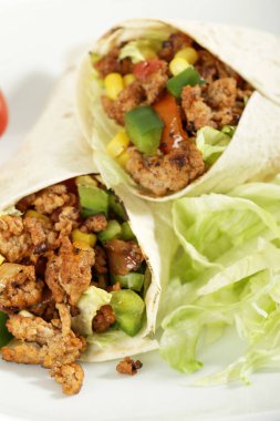 Beyaz arka plan üzerinde izole plaka üzerinde taze lezzetli börek yakın çekim 