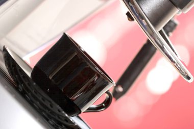 Kahve Kupası elektrikli kahve makinesinden damlayan