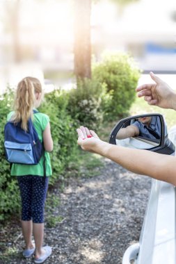 Kıza arabada yabancı bir adam yaklaşır ve şekerden etkilenir.