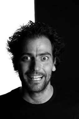 büyük gözler, yakın çekim kamera bakarken sakallı Brunet adam yapması portresi