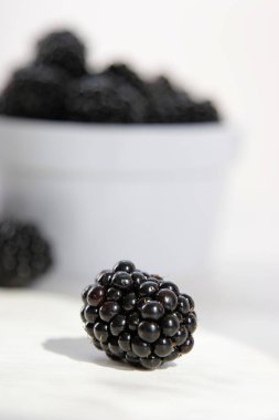 taze olgun böğürtlen beyaz izole üzerinde beyaz arka plan, yakın çekim kase 