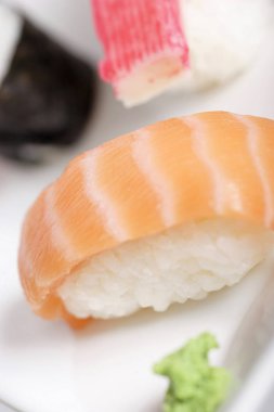 taze suşi beyaz tabakta ayarla yakın çekim 