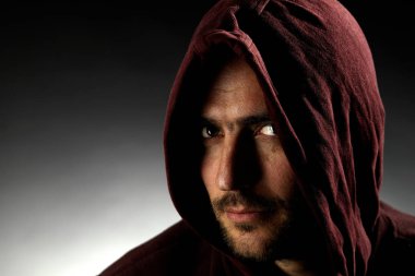 gri arka planda koyu kırmızı kaput yakışıklı tıraşsız adam portre 