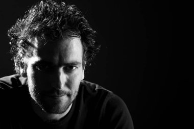 koyu arka planda kamera bakıyor Brunet adam özenli portre, yakın çekim 