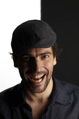 kapak ve gömlek gülümseyen ve siyah beyaz arka planda kamera bakarak tıraşsız yakışıklı adam portre 