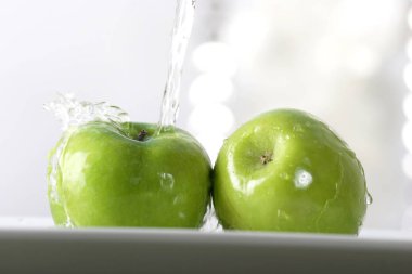 Olgun yeşil elma dökülen su yakın çekim  