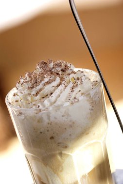 Cam ile geleneksel Espresso con panna ile çırpılmış krem, yakın çekim