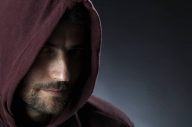 gri arka planda koyu kırmızı kaput yakışıklı tıraşsız adam portre 