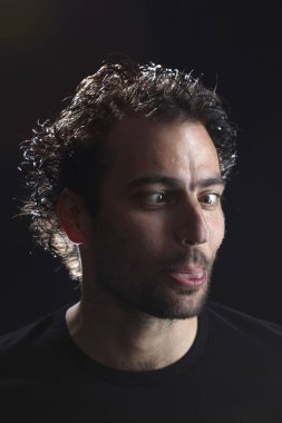 sakallı Brunet adam yapması, çapraz gözler, yakın çekim ile portre