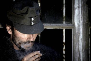 eski pencere arka planda sigara içen kap acımasız adam 