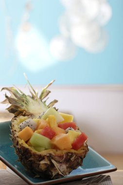 Ananas taze tropikal meyve salatası fulled